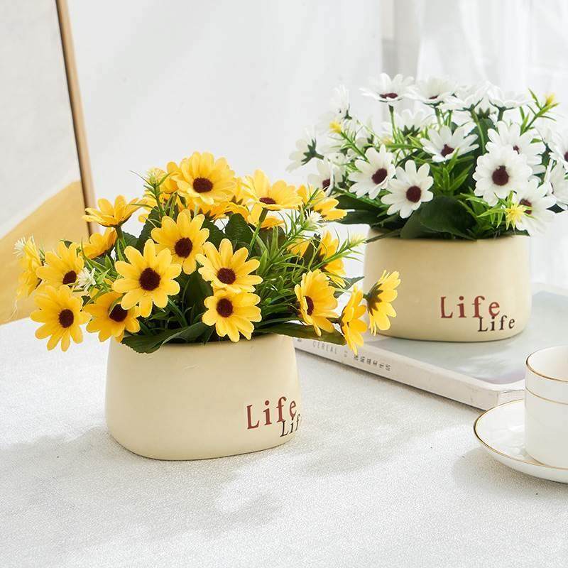 冰箱上的摆件上面摆的花上的装饰品顶部上放空调的客厅桌子装饰花