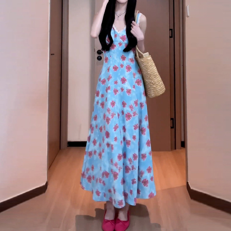蓝色法式v领碎花吊带连衣裙子女夏季2025新款背心裙海边度假长裙