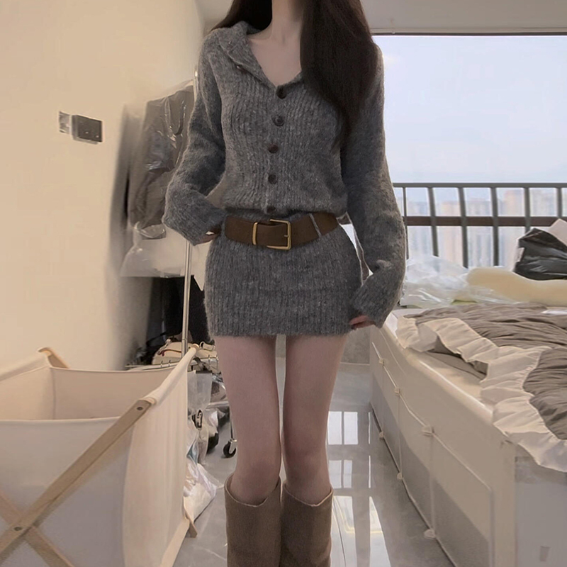 灰色翻领毛衣针织连衣裙子女秋冬2025新款小个子性感修身包臀短裙