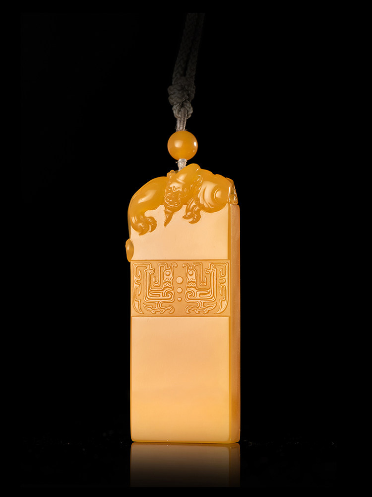 缅黄螭龙仿古手玩牌范佳文大师作品云南龙陵精品黄龙玉手把件玉石