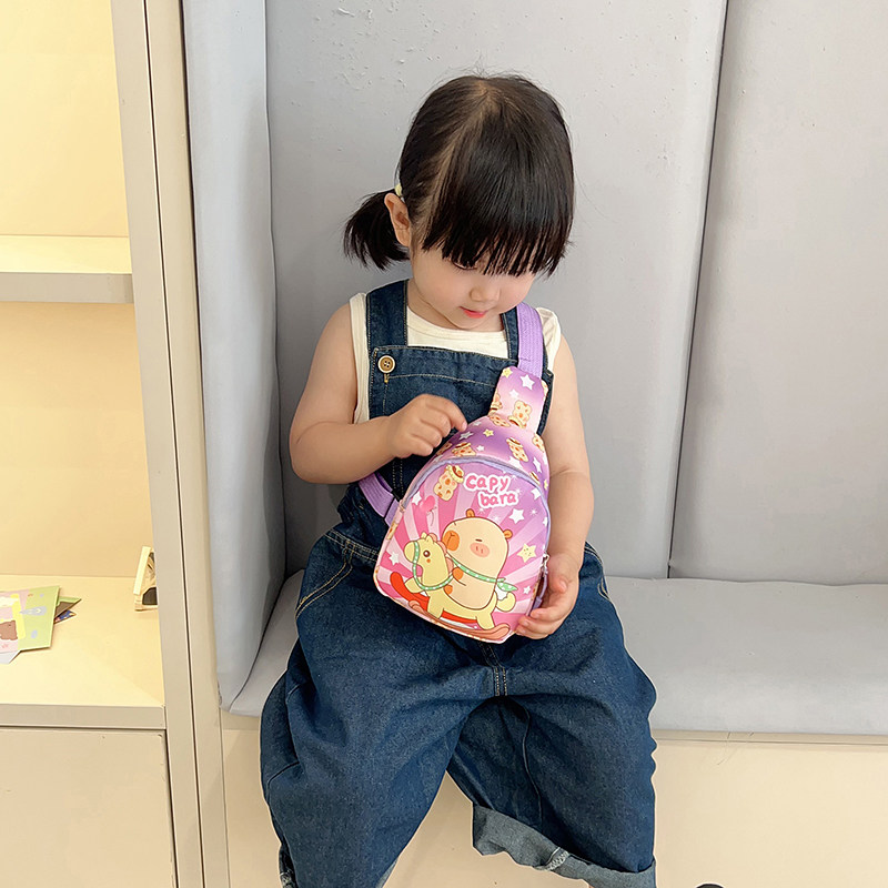儿童包包新款可爱卡皮巴拉卡通胸包轻便零钱包宝宝外出单肩斜挎包