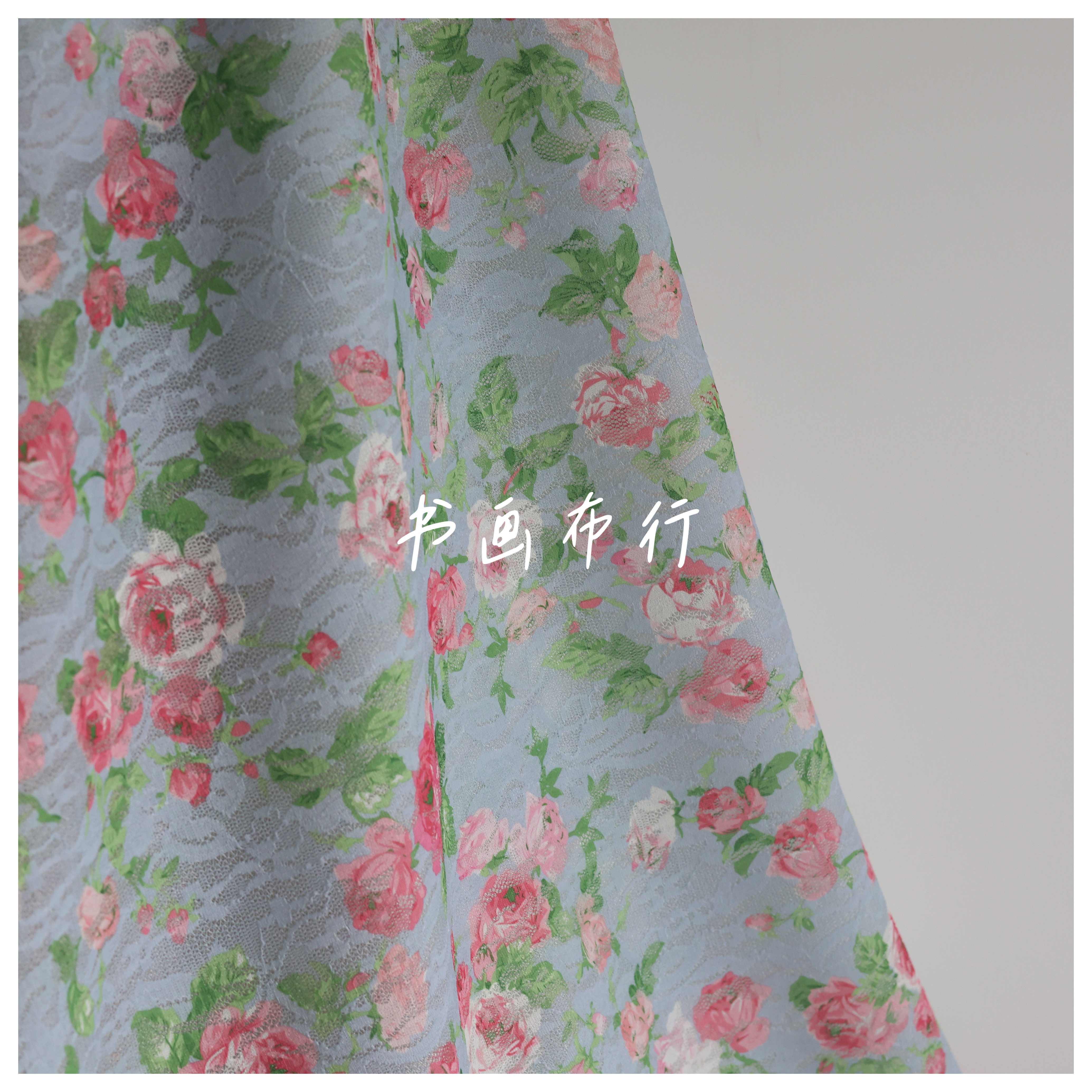 超美天蓝色底粉色蔷薇花蕾丝花边时装布料连衣裙旗袍礼服婚纱面料