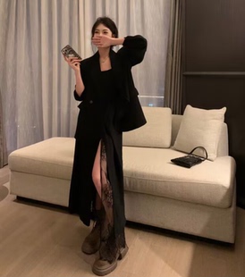 又美又飒~24秋新街拍慵懒BF小西装外套+蕾丝开叉吊带长裙时尚搭配