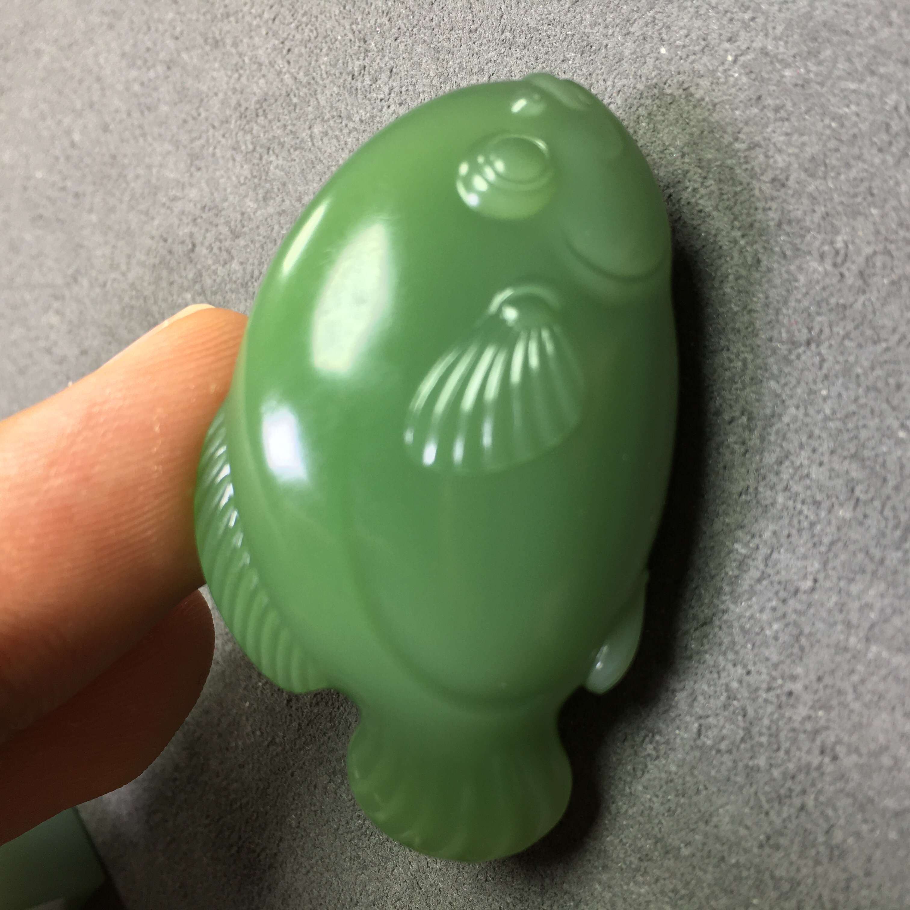 theroyalqueen/皇家女王俄罗斯碧玉色标粉绿吊坠无结构手工雕刻鱼