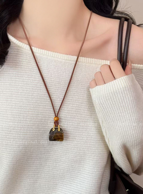美拉德棕色项链女秋冬轻奢高级感搭配长款毛衣链小众吊坠配饰挂件