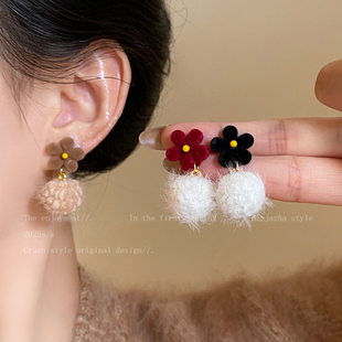 花 秋冬植绒小花耳钉女高级感显脸小耳环可爱百搭毛球耳饰 礼赞