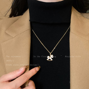 马上有钱！本命年小马项链女士秋冬气质毛衣链轻奢高级感红色配饰