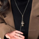 美神降临 复古银色十字架项链女秋冬小众抽拉毛衣链百搭长款 配饰