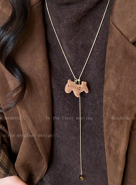 咖色植绒小马项链女秋冬