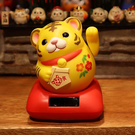 摇手招财猫车载创意摆件可爱卡通龙年吉祥物太阳能汽车内饰品