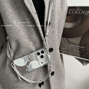 斜挎银色皮质调节挂绳适用于苹果17Pro手机壳华为mate80Pro背带斜跨小米17Pro可背链条vivox200 豹闪草莓