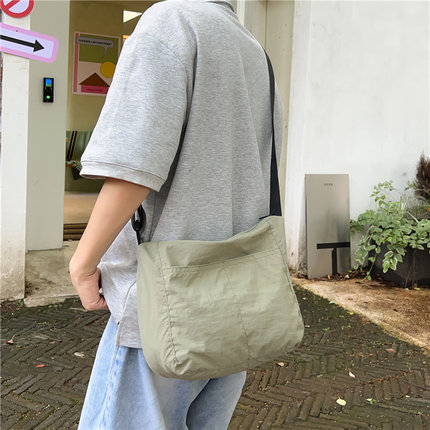 夏天超轻薄慵懒风斜挎包男生轻便休闲大挎包2025新款通勤包单肩包