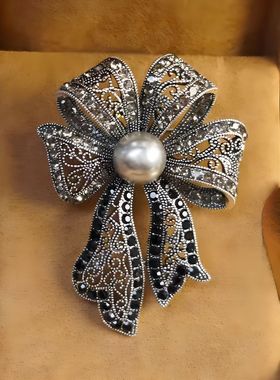 蝴蝶结仿珍珠胸针高档女胸花别针设计感小众复古大衣领口别针配饰