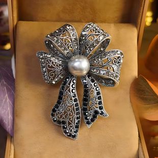 蝴蝶结仿珍珠胸针高档女胸花别针设计感小众复古大衣领口别针配饰