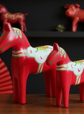 喜庆极简风彩绘木马雕刻摆件