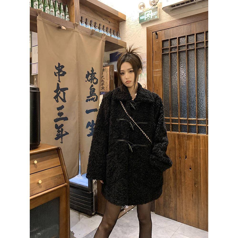 小羊羊毛女式外套2025新款秋冬女式牛角扣黑色加厚皮衣