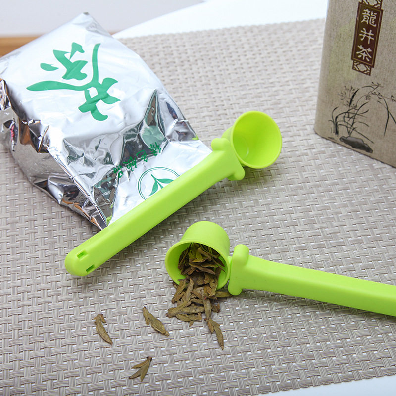 厂家批发实用塑料带勺子密封夹勺子封口夹食品封口夹带量勺