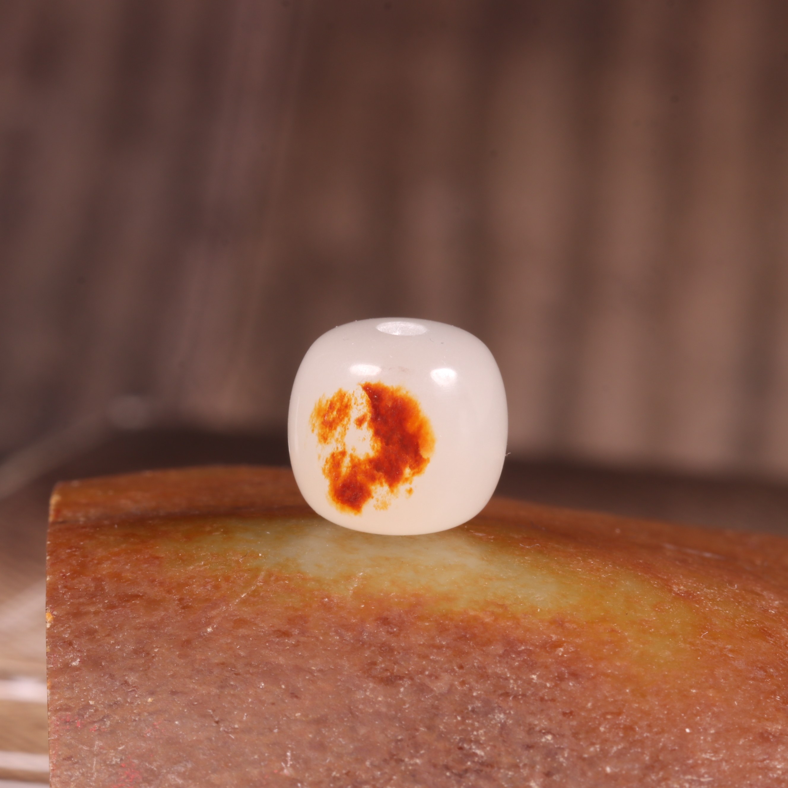 新疆和田玉籽料老型珠红沁皮手链