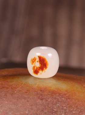 新疆和田玉籽料老型珠红沁皮手链