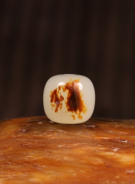 新疆和田玉籽料红皮老型珠手串