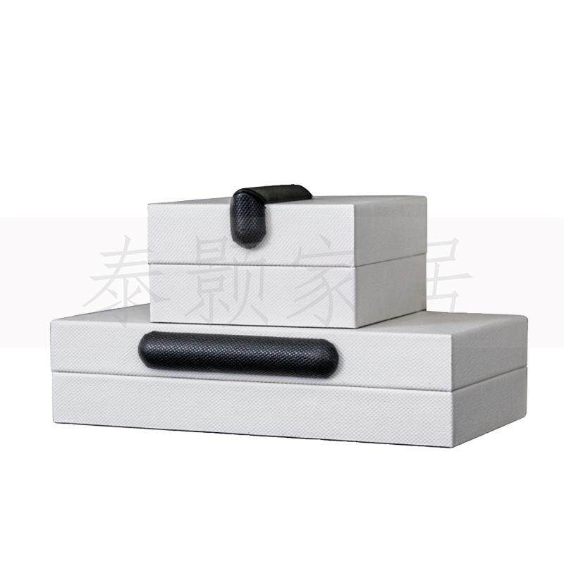 极简现代风全屋设计展厅衣帽间衣柜软装饰品毛毡衣服摆饰摆件组合