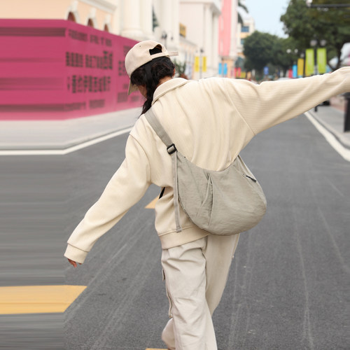 EHOOO潮牌尼龙斜挎包休闲饺子包