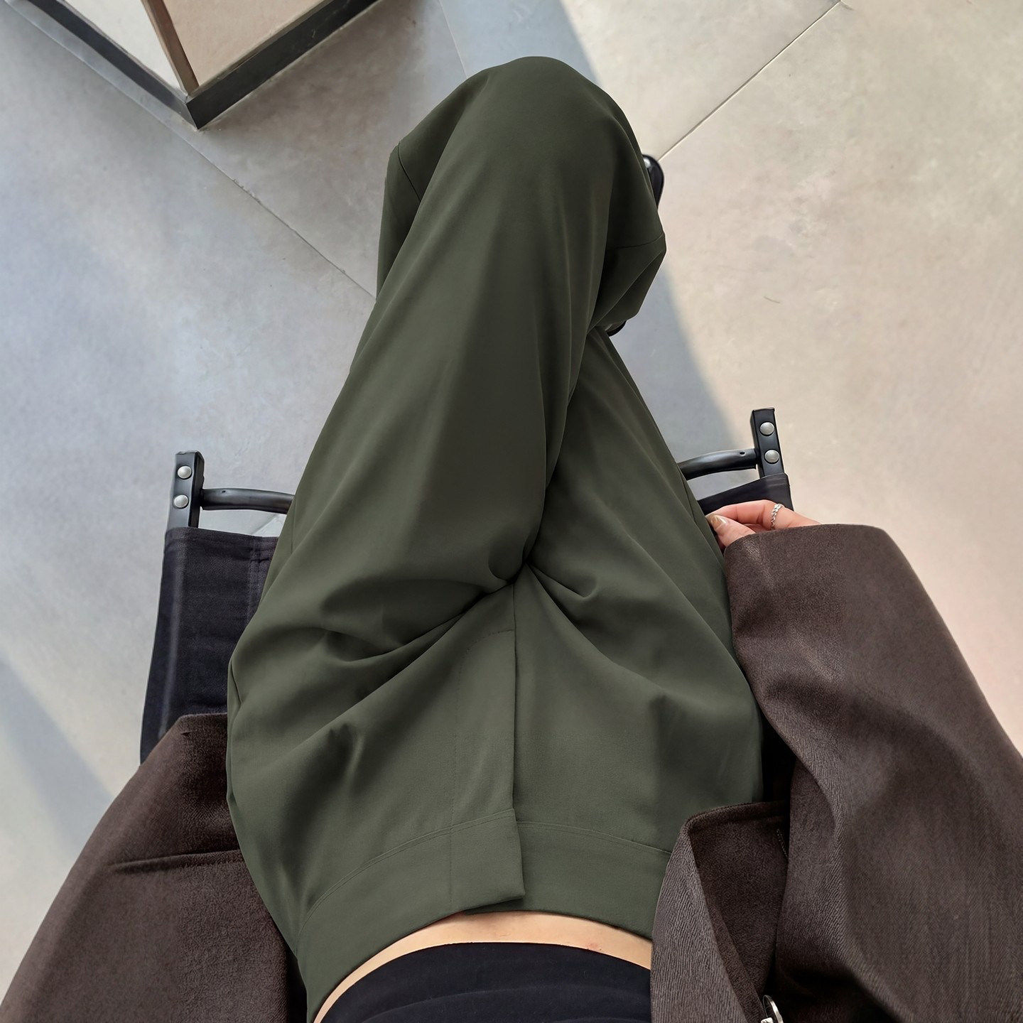 军绿色西装裤高级感垂感女春秋老钱风穿搭小个子直筒窄版阔腿裤子