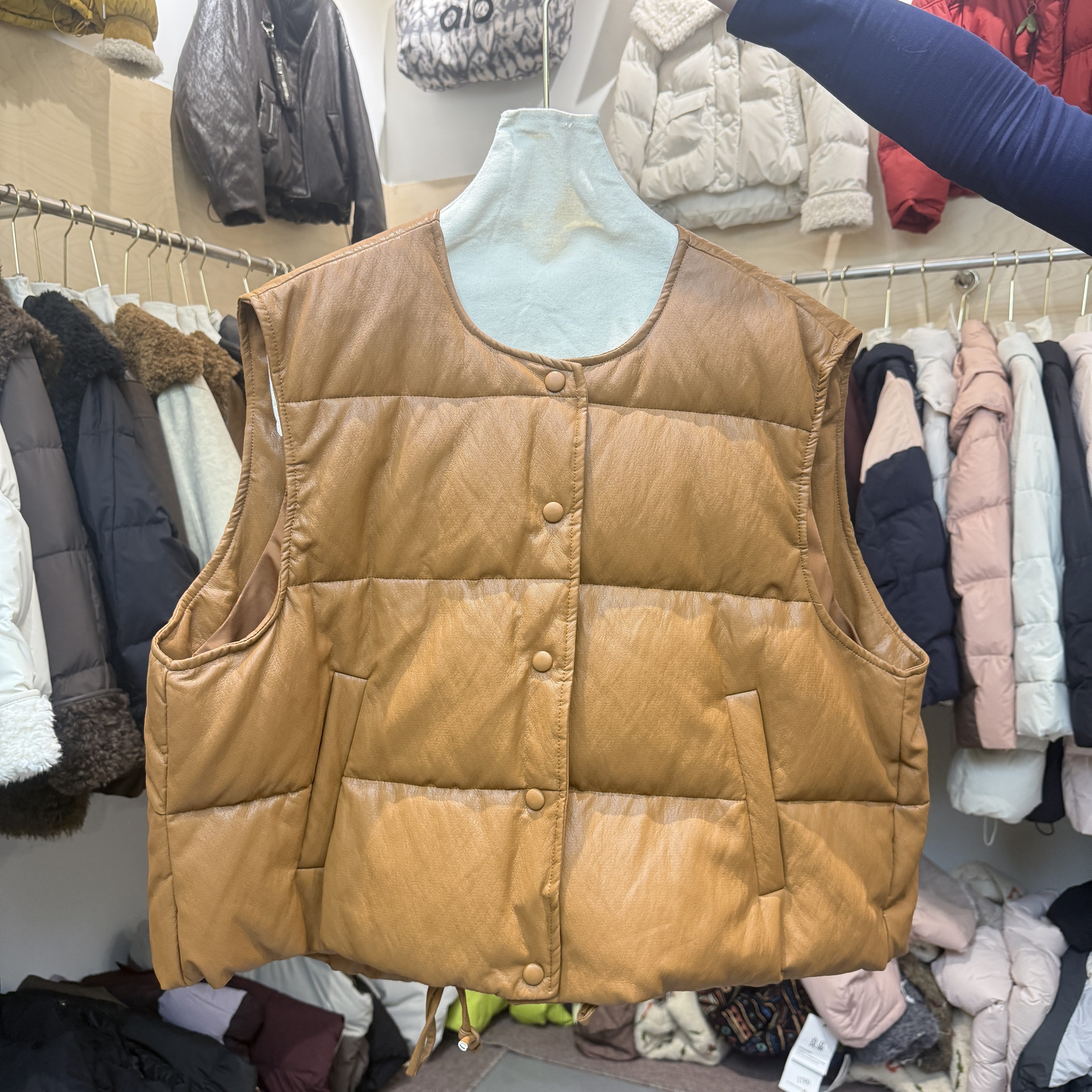 圆领PU蛋白皮衣羽绒马甲女2025冬季新款宽松百搭白鸭绒坎肩外套女