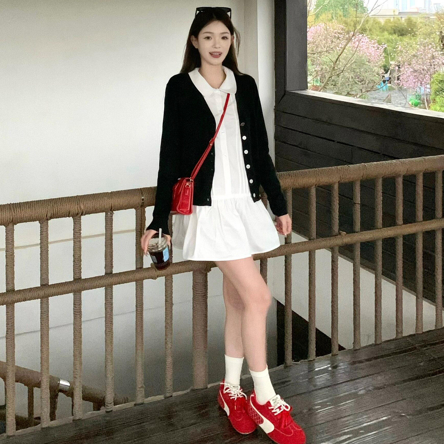 白色娃娃领长袖衬衫洋装