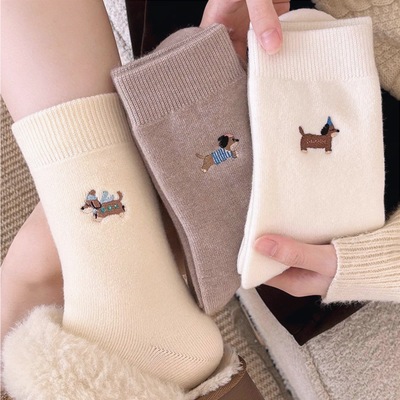 2025秋冬新款羊毛加厚保暖可爱小狗刺绣ins风潮流外穿中筒袜子女3