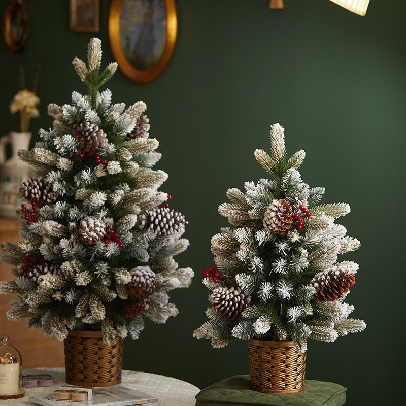 PE桌面圣诞树自带松果红果