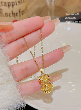 18k金福袋锁骨链网红小众时尚气质钱袋吊坠韩版新款轻奢钛钢项链