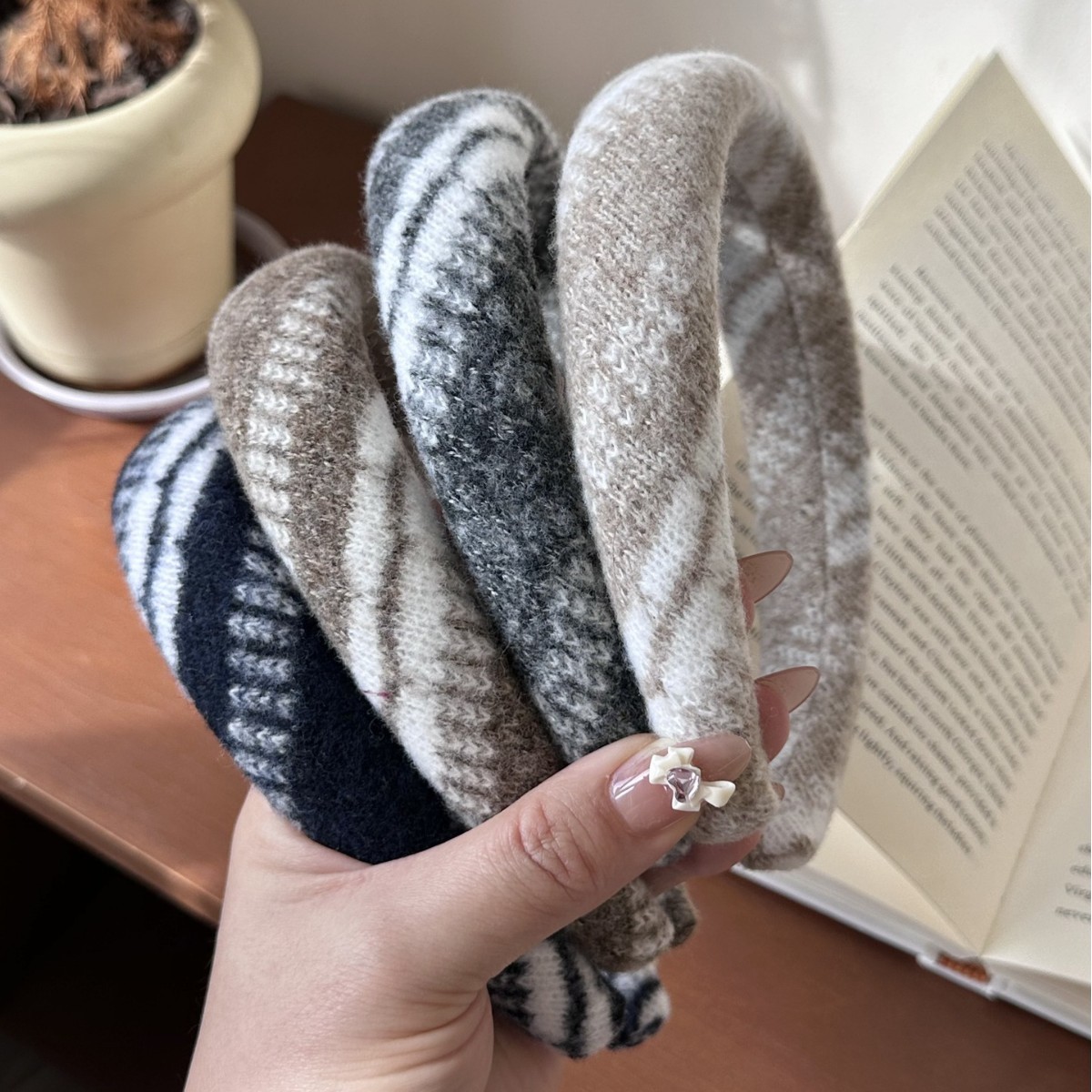 秋冬新款针织高颅顶宽边发箍2025新款高级感复古头箍格纹发卡头饰