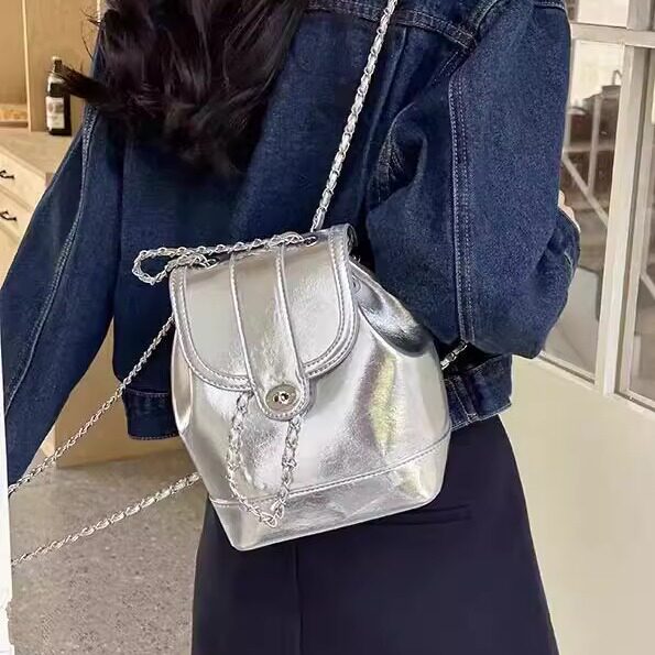 韩版小香风链条双肩包女2025新款超火简约背包流行油蜡皮双肩背包
