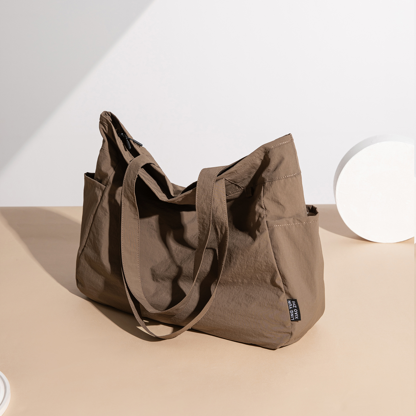 时尚百搭款单肩手提尼龙布女包