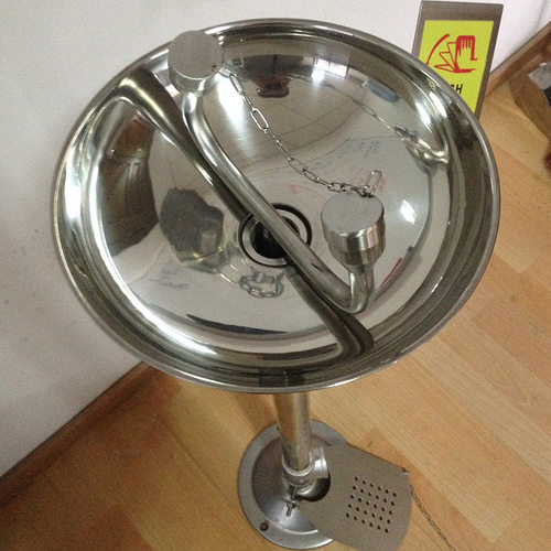 实验室试验室洗眼器化学药品飞溅药品清洗不锈钢洗眼器喷淋厂家直