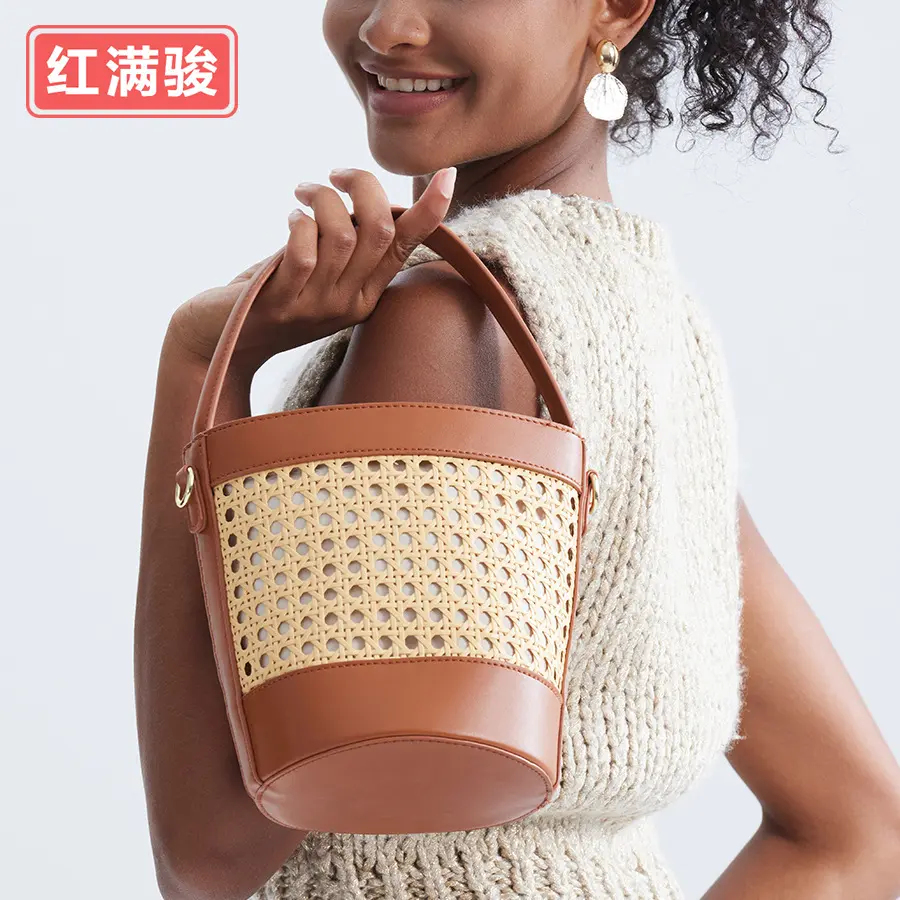 新款手工编织藤条水桶包女海边