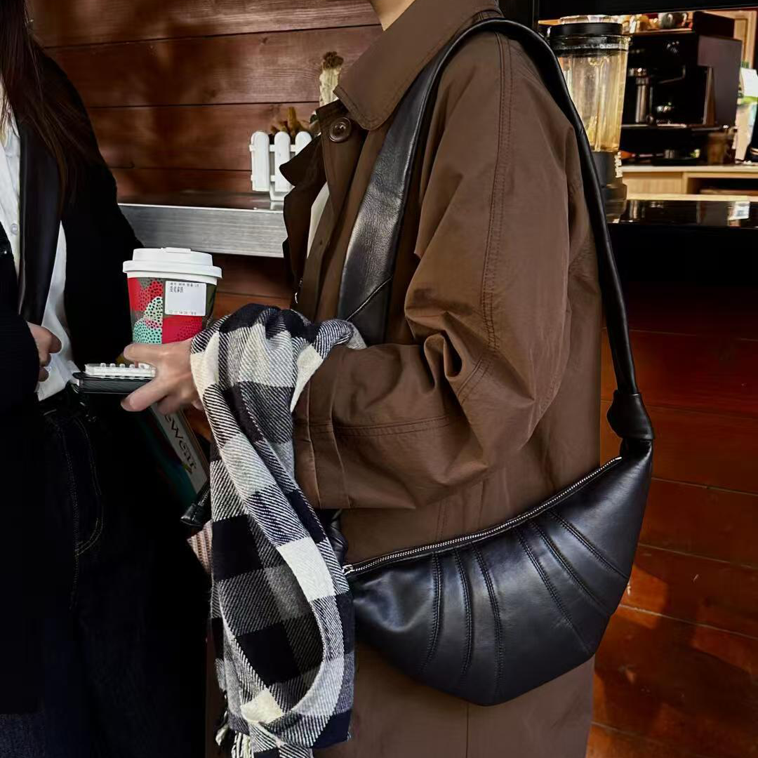 Flechazo | 羊皮牛角包2025新款真皮高级感可颂饺子斜挎包