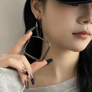 槍黑色方形圈圈銀針耳環(huán)女2025年新款 潮氣質(zhì)冷淡風(fēng)百搭設(shè)計(jì)感耳飾