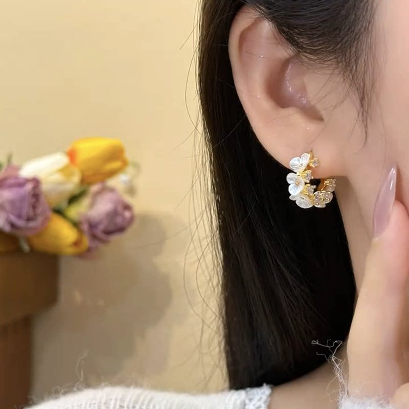 白色锆石花朵圈圈耳环女