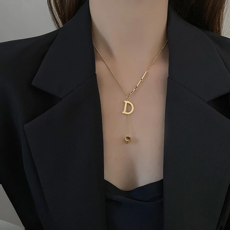 钛钢D字母方块吊坠锁骨链女