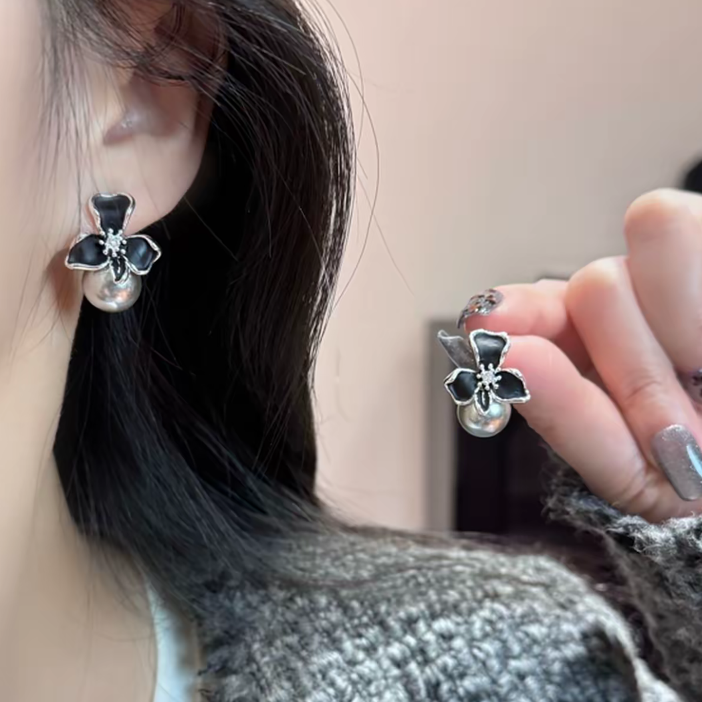 黑色花朵珍珠吊坠耳钉女2025年新款潮气质小众设计感秋冬耳环耳饰