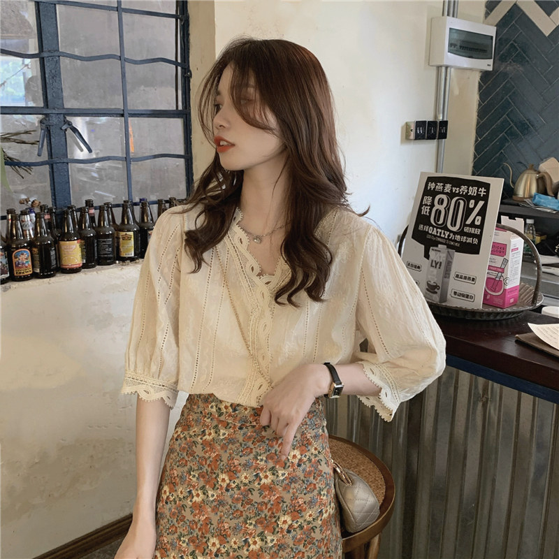 米色V领蕾丝衬衫女2021春秋新款韩版时尚宽松小众设计感百搭上衣