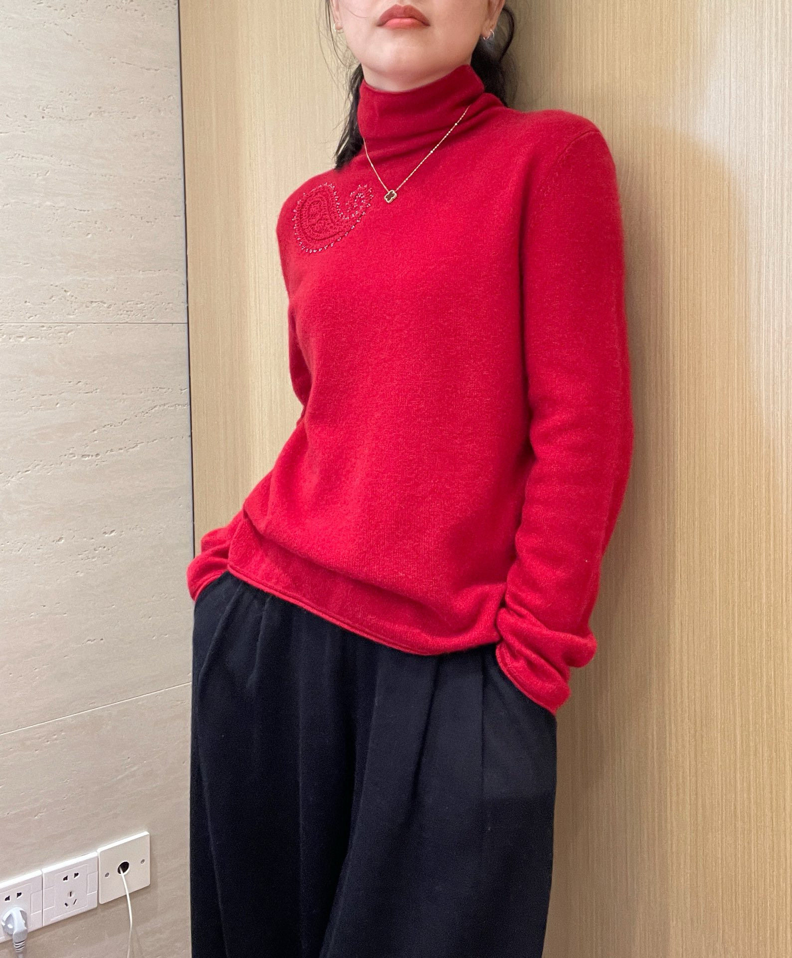 2025秋冬新款女装时尚休闲百搭高领长袖腰果花刺绣山羊绒针织衫