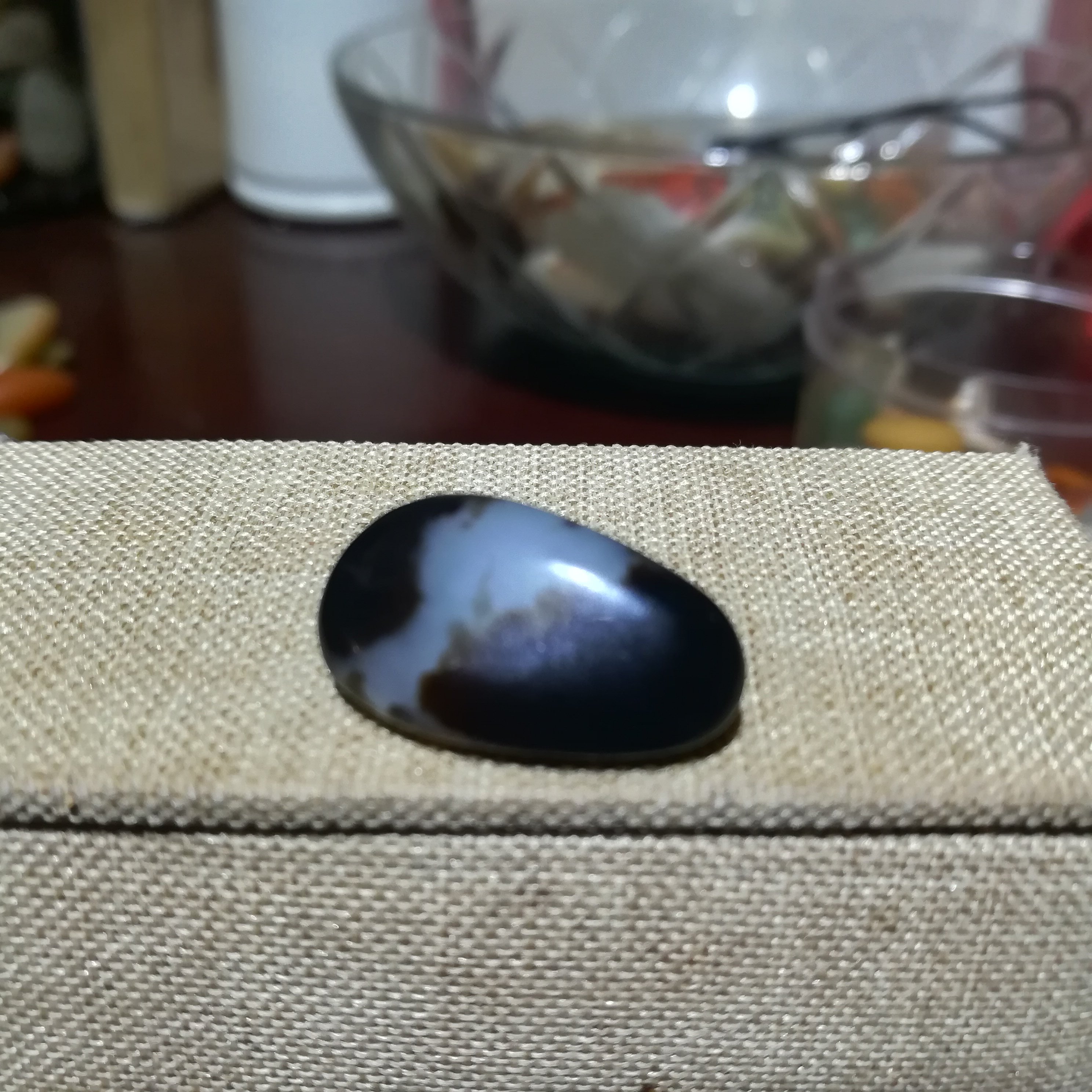 和田玉黑油皮白玉籽料原石3.3克 戒面籽