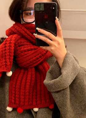 毛球围巾配大衣女生红色