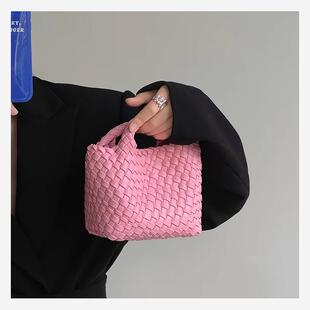 法国MKBM官方真皮女包2025新款时尚编织手提水桶包单肩斜挎链条包