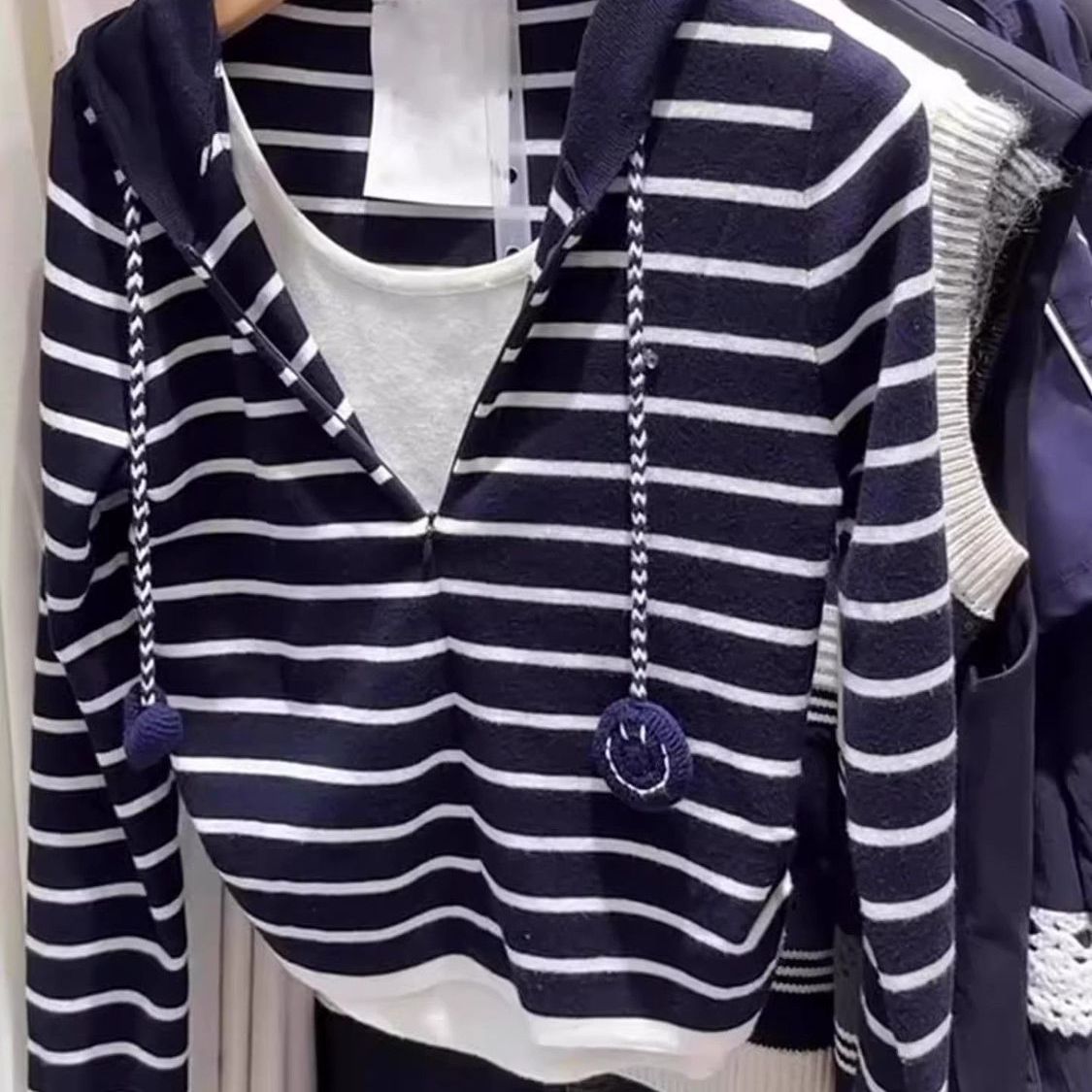 假两件条纹抽绳连帽卫衣女早秋