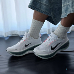 Nike耐克Vomero Plus男款舒适防滑耐磨低帮系带跑步鞋HV8150-301
