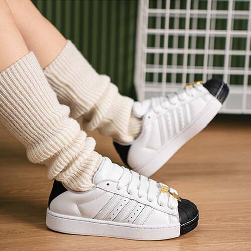 阿迪达斯女子经典百搭休闲板鞋